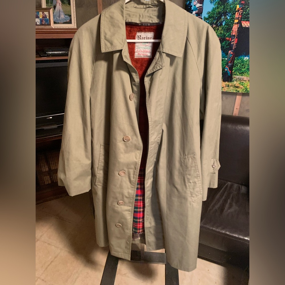 Vintage men’s trench with zip out lining. Fits large. Excellent condition.